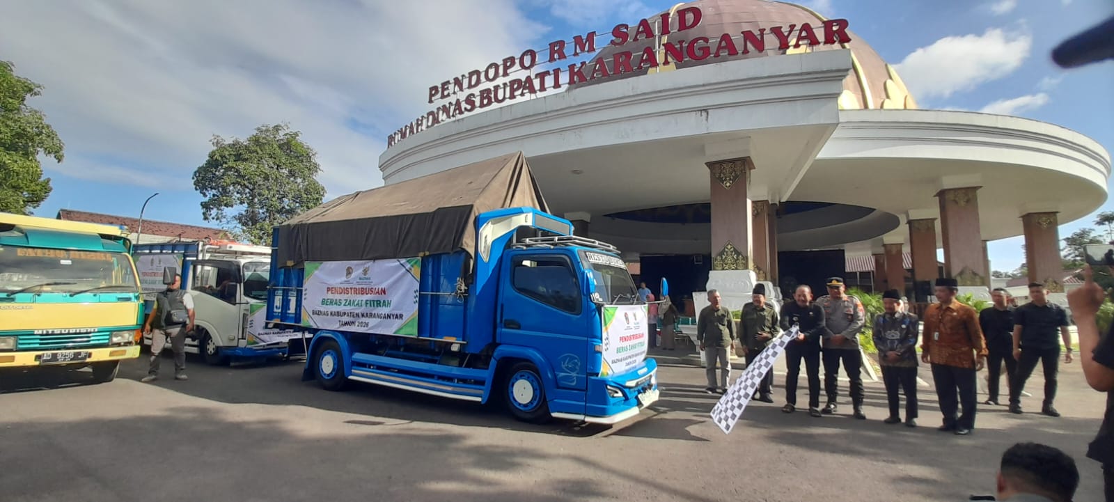 Pemberangkatan pengiriman beras zakat fitrah tahun 2026 dari pendapa rumah dinas Bupati Karanganyar, Kamis (12/3/2026). (Rudi Hartono/Radar Solo)