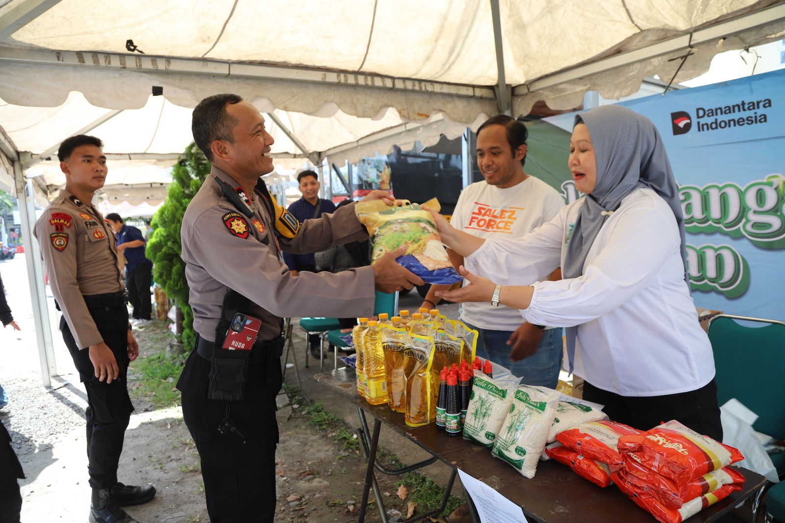 Pasar murah di Polresta Solo. (A Christian/Radar Solo)