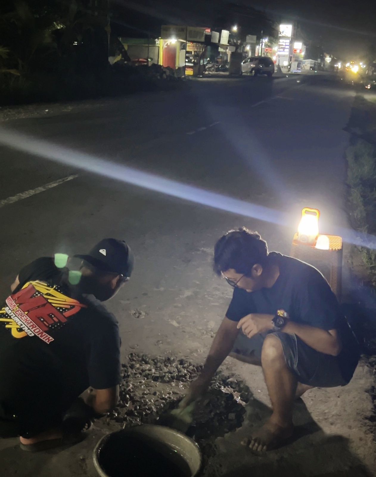 Warga menambal jalan berlubang di wilayah Desa Watuagung Kecamatan Baturetno.
