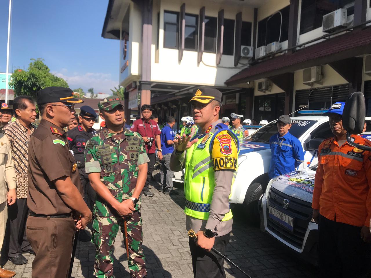 Kapolres Boyolali saat meninjau kesiapan kendaraan dalam gelar pasukan operasi ketupat candi 2026.