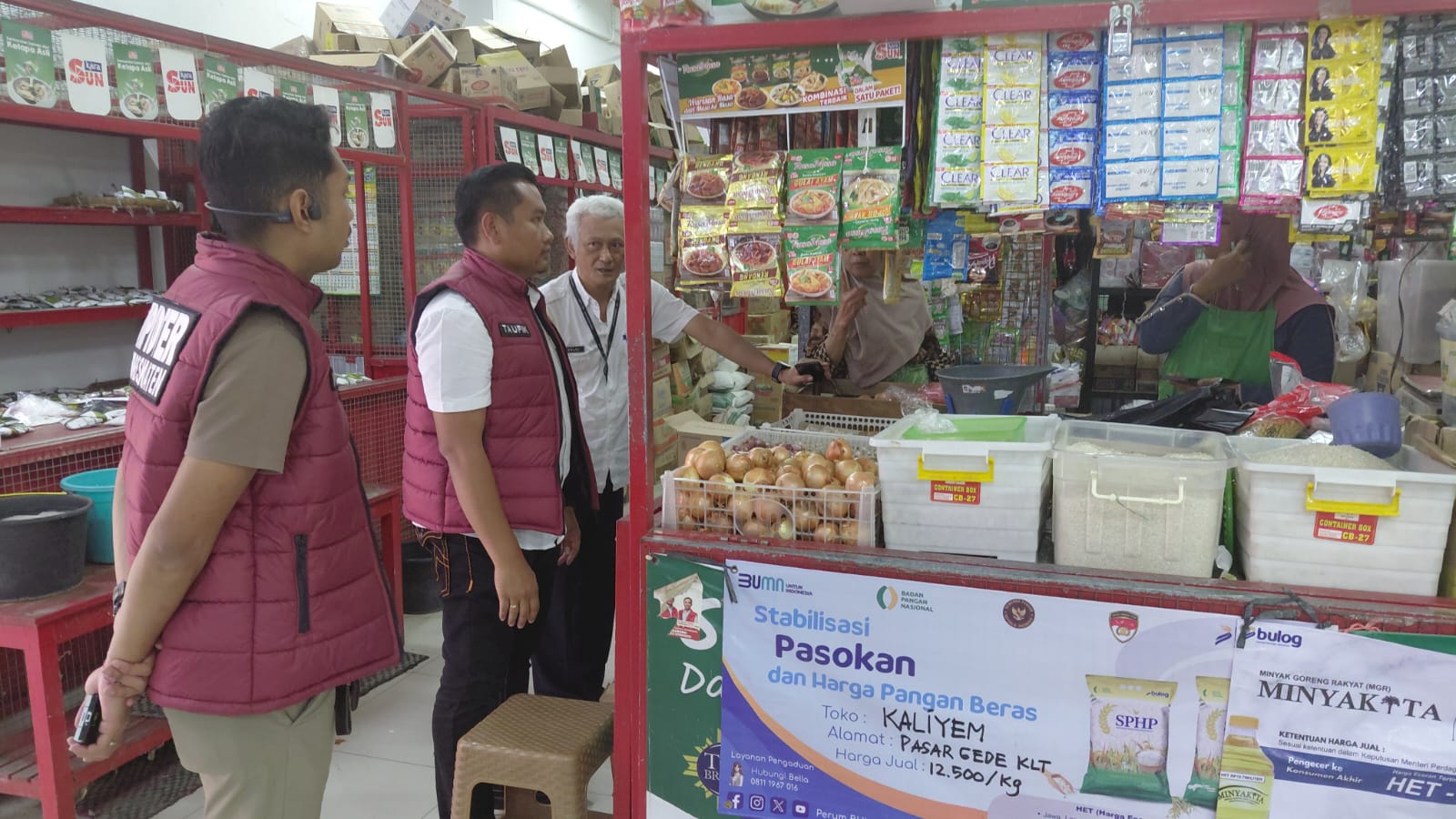 Satgas Pangan Polres Klaten saat melakukan pantauan harga dan ketersediaan bahan pokok di Pasar Gedhe Klaten