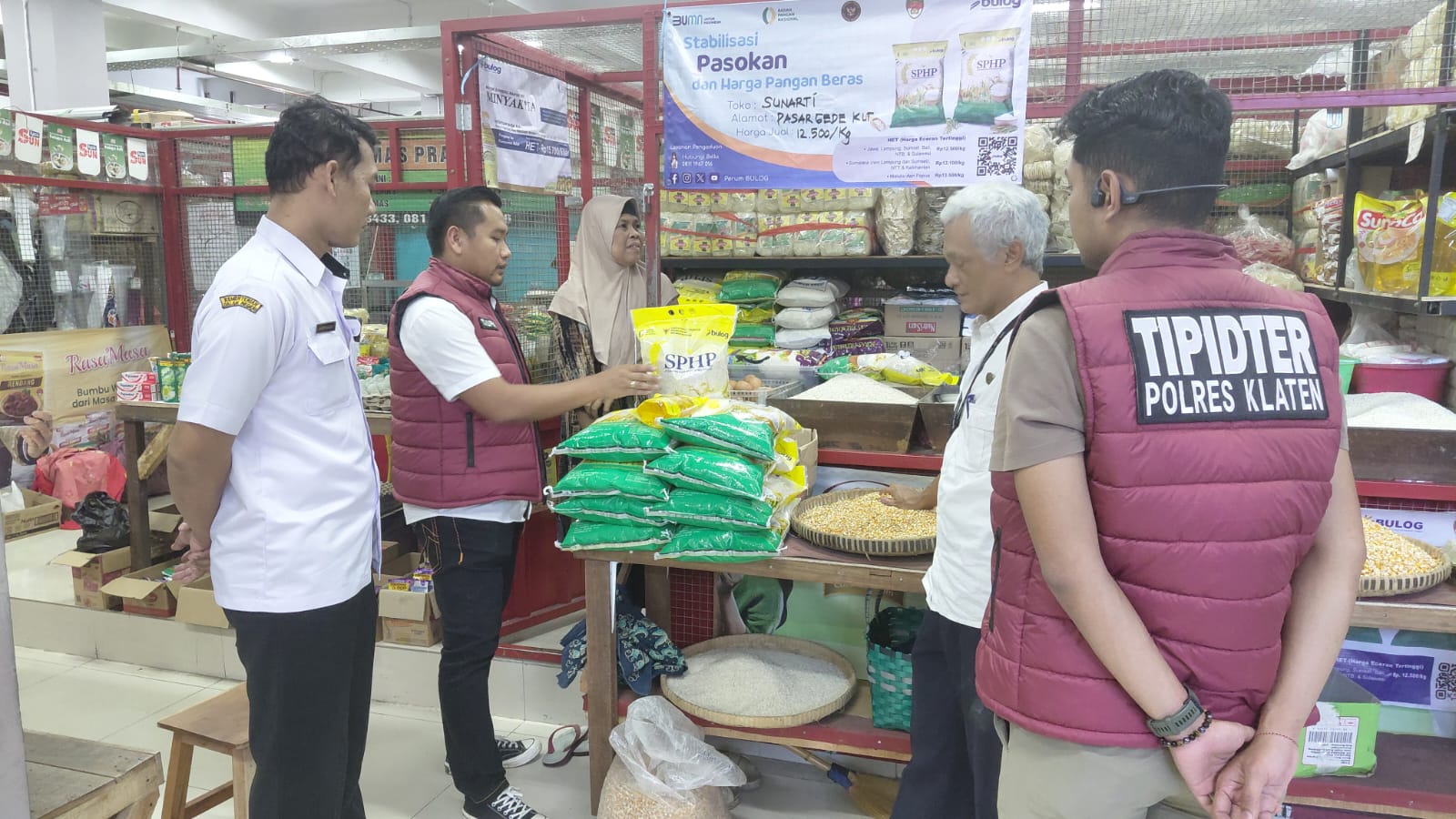 Satgas Pangan Polres Klaten saat melakukan pantauan harga dan ketersediaan bahan pokok di Pasar Gedhe Klaten