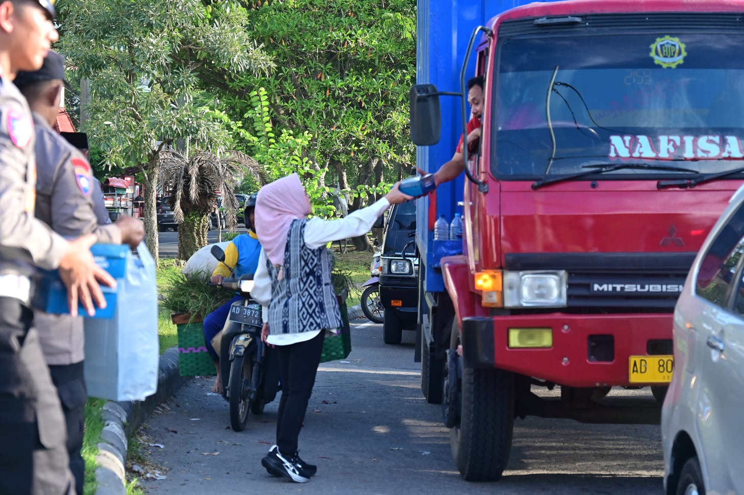 Dihadiri&nbsp;Bupati Etik Suryani, Forkompimda Sukoharjo Bagi 1.000 Nasi Kotak di Simpang Pandawa Solobaru