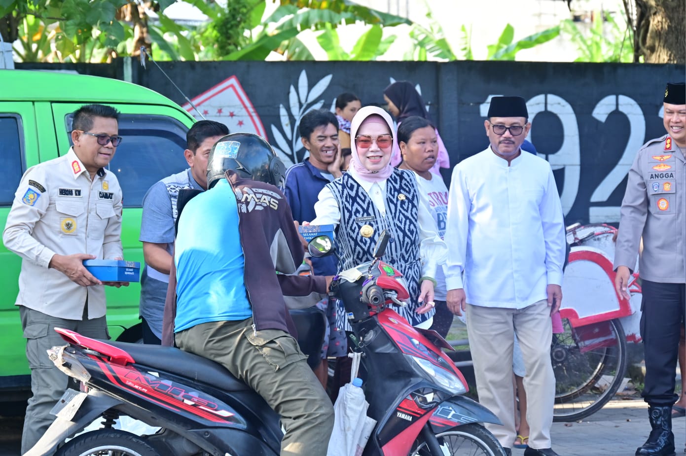 Dihadiri&nbsp;Bupati Etik Suryani, Forkompimda Sukoharjo Bagi 1.000 Nasi Kotak di Simpang Pandawa Solobaru