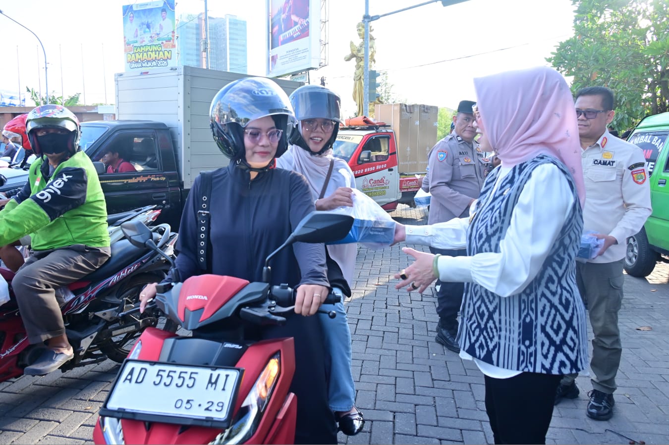 Dihadiri&nbsp;Bupati Etik Suryani, Forkompimda Sukoharjo Bagi 1.000 Nasi Kotak di Simpang Pandawa Solobaru