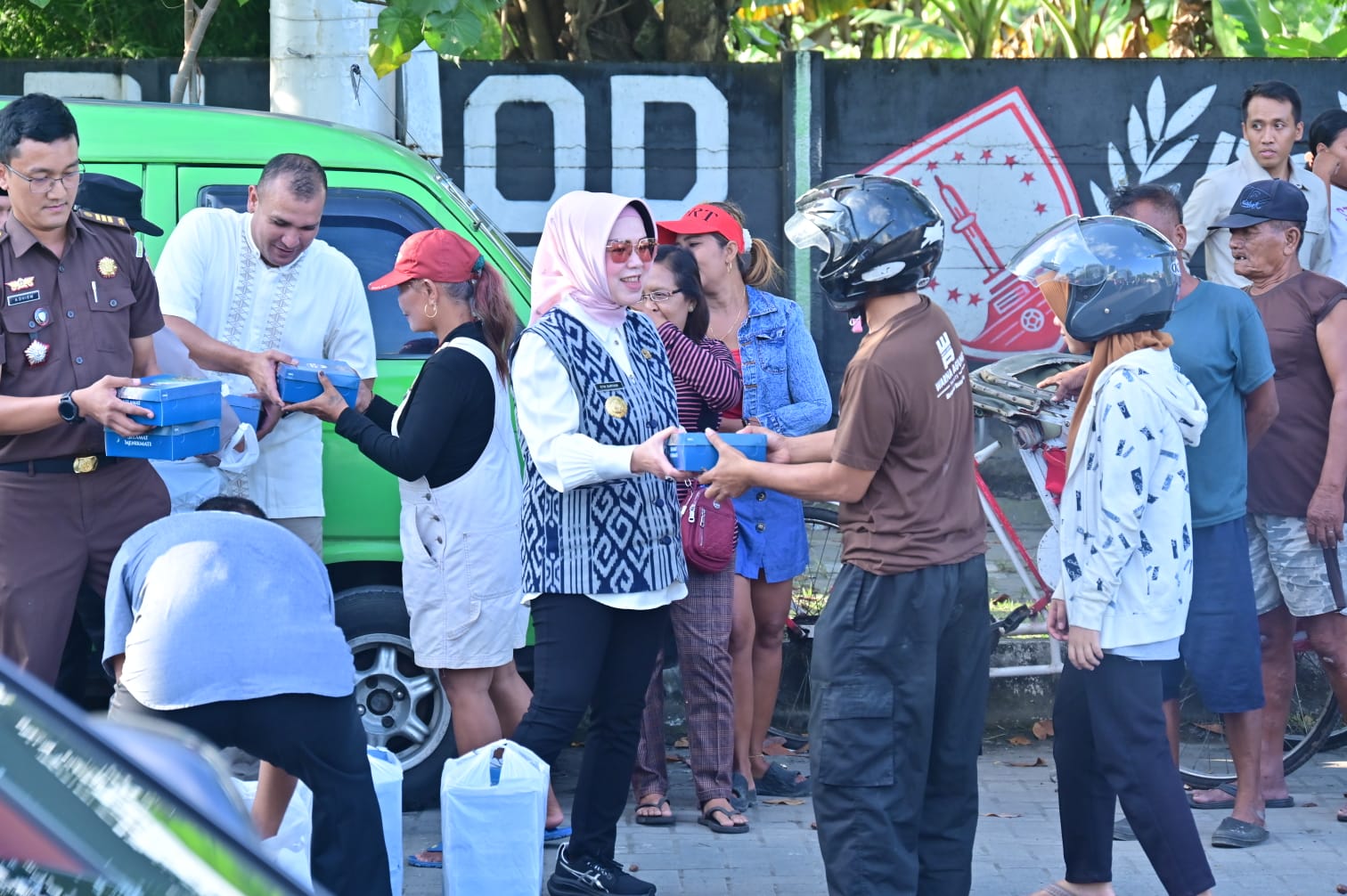 Dihadiri&nbsp;Bupati Etik Suryani, Forkompimda Sukoharjo Bagi 1.000 Nasi Kotak di Simpang Pandawa Solobaru