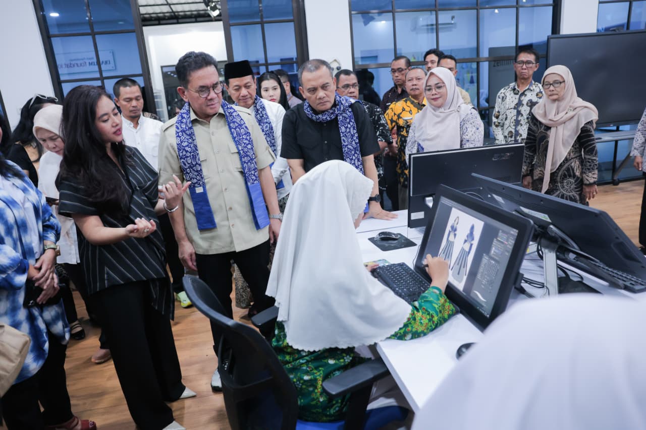 Mendag Budi Santoso dan Gubernur Jateng Ahmad Luthfi kunjungi SMK di Kudus, Kamis (12/3/2026). (Humas Pemprov Jateng)