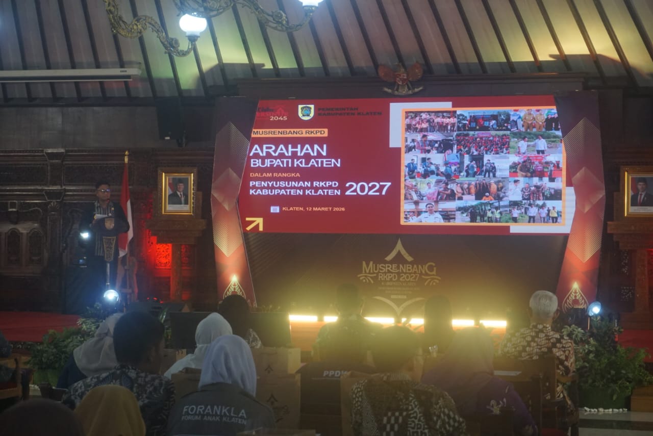 Bupati Klaten Hamenang Wajar Ismoyo saat memaparkan materi dalam Musrenbang RKPD Kabupaten Klaten 2027 di Pendapa Pemkab Klaten