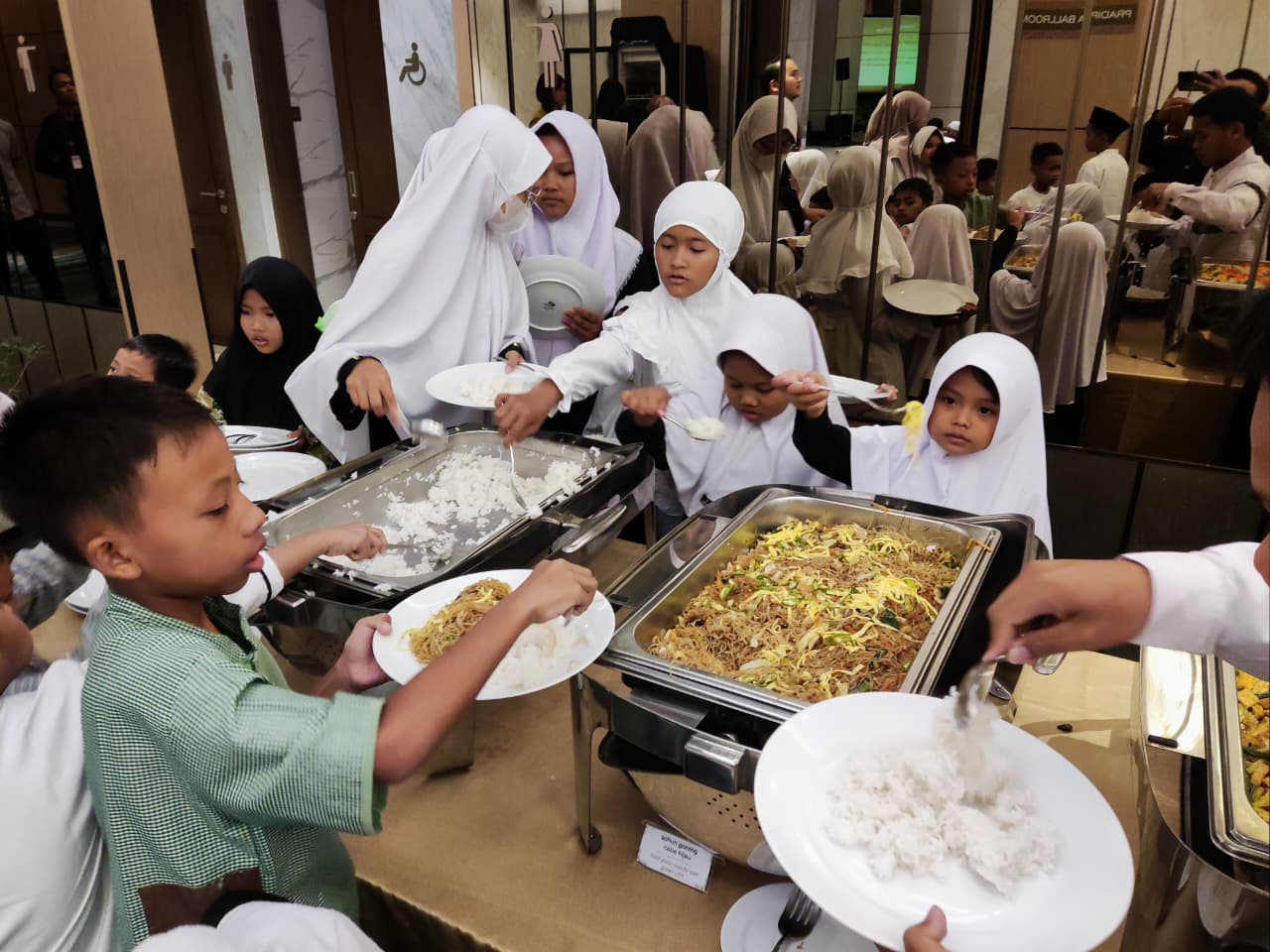 Anak-anak panti asuhan hadiri buka bersama yang digelar Swiss-Belhotel Solo pada Rabu (11/3).