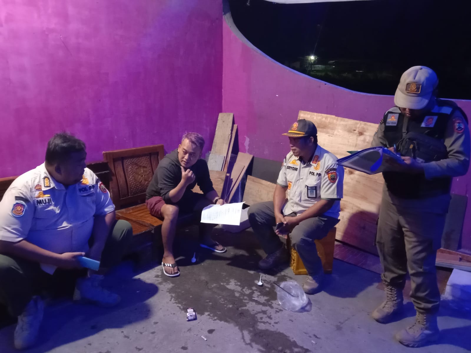 Satpol PP Sragen meminta keterangan pengelola karaoke di Sragen yang nekat beroperasi selama Ramadhan. (Ahmad Khairudin/Radar Solo)