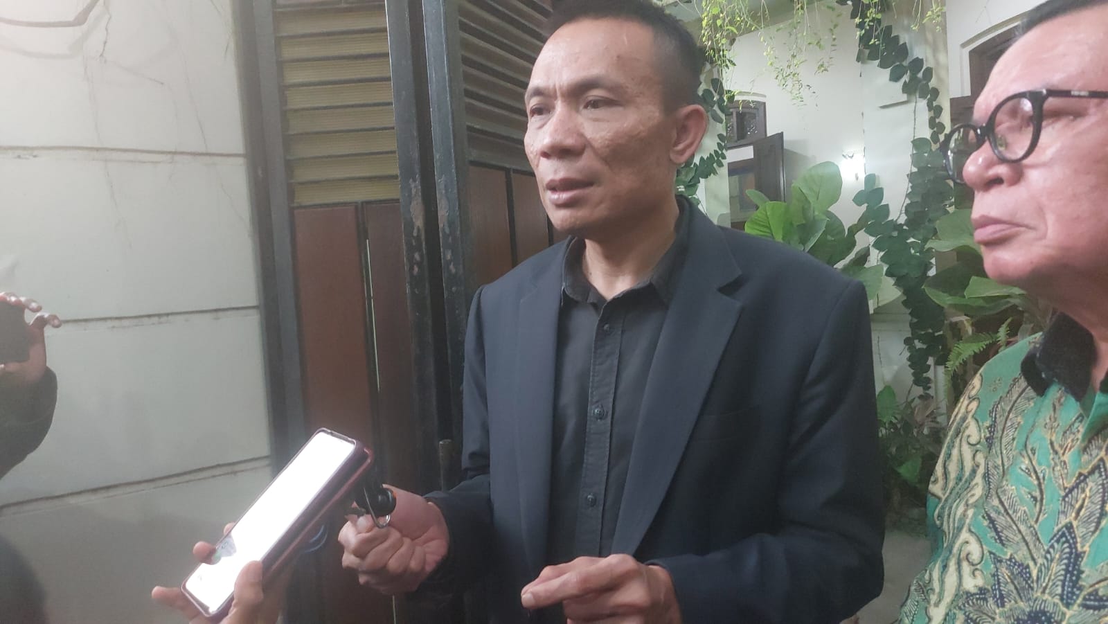 Rismon Sianipar beri keterangan kepada media usai temui Jokowi. (A Christian/Radar Solo)