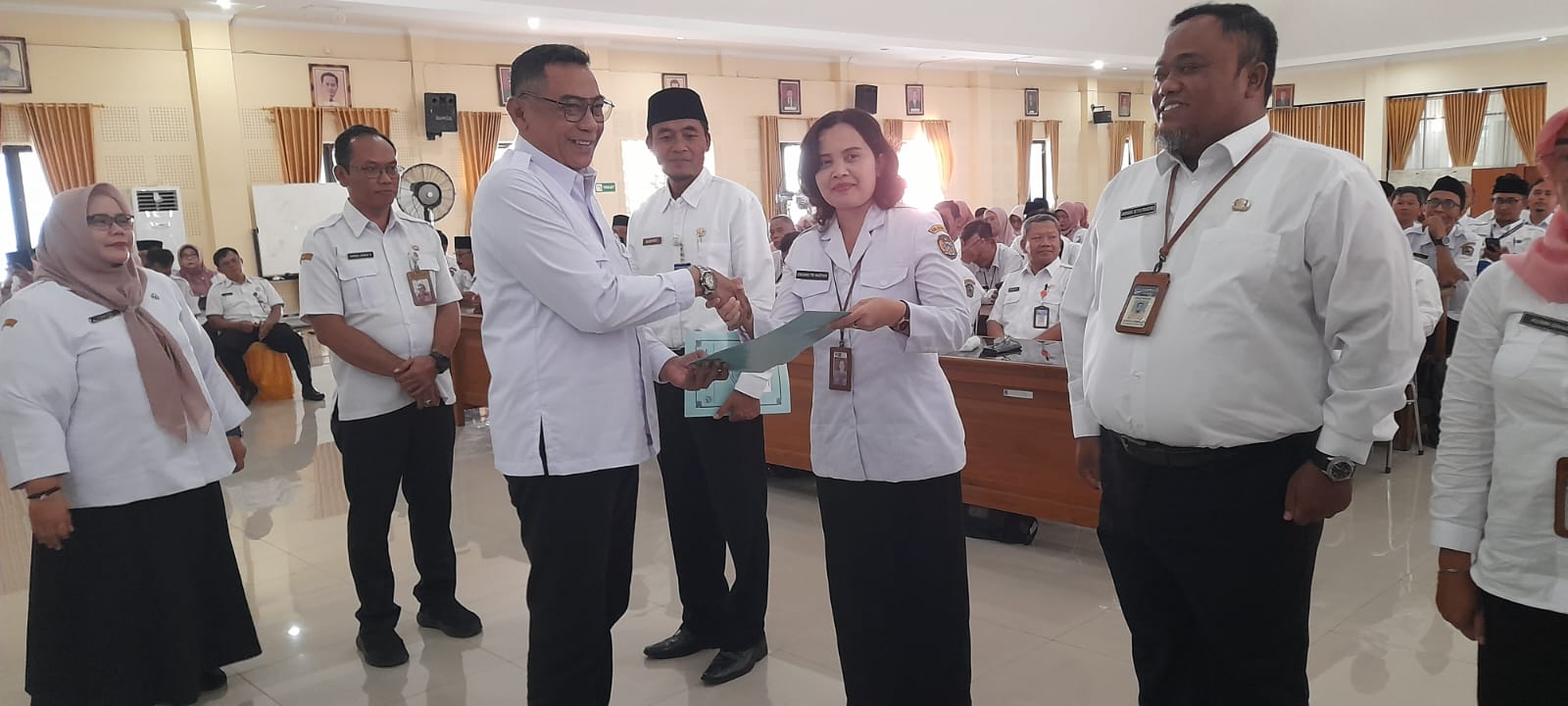 Sekda Karanganyar Kurniadi Maulato serahkan SK pengangkatan kepala sekolah jenjang SD dan SMP, Jumat (13/3/2026). (Rudi Hartono/Radar Solo) 