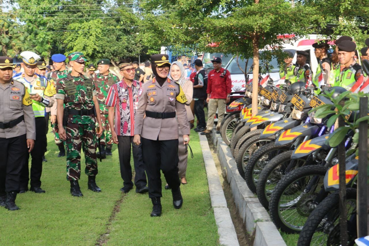 Kapolres Sragen AKBP Dewiana Syamsu Indyasari memimpin Apel Gelar Pasukan pengamanan arus Lebaran 2026 di Mapolres Sragen, Kamis (12/3/2026). (Ahmad Khairudin/Radar Solo) 