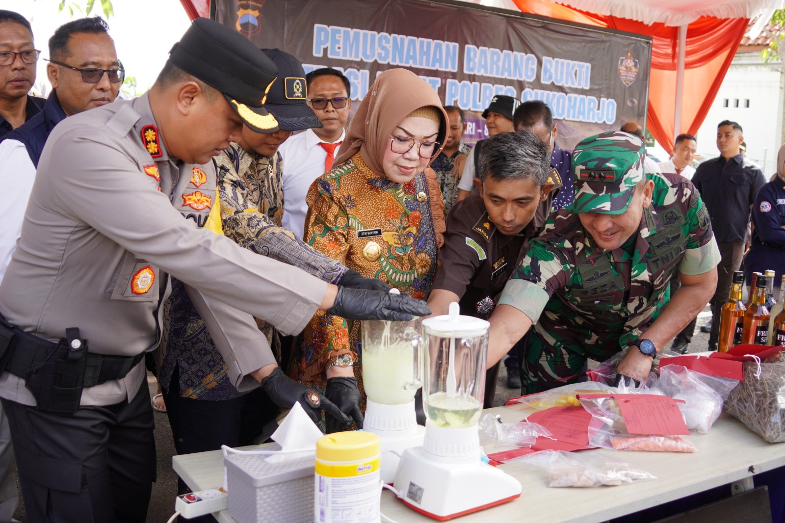 Jajaran Forkompimda Sukoharjo musnahkan barang bukti tindak pidana di mapolres, dalam apel gelar pasukan Operasi Ketupat Candi 2026, Kamis (12/3). 