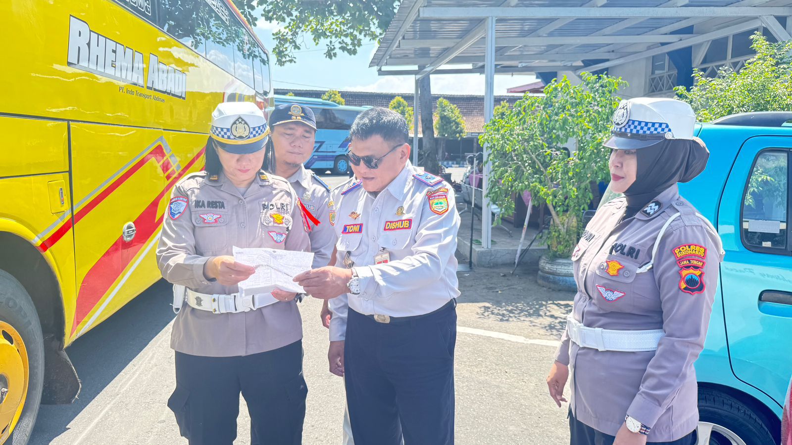Periksa kelaikan kendaraan atau ramcek di Terminal Sukoharjo, Jumat (13/3).