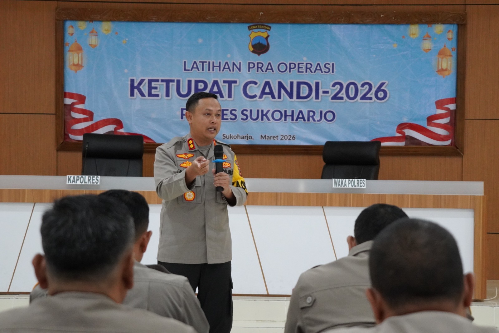 Kapolres Sukoharjo AKBP Anggaito Hadi Prabowo beri arahan dalam Latihan Pra Operasi (Latpraops) Ketupat Candi 2026 yang digelar di Mapolres Sukoharjo.