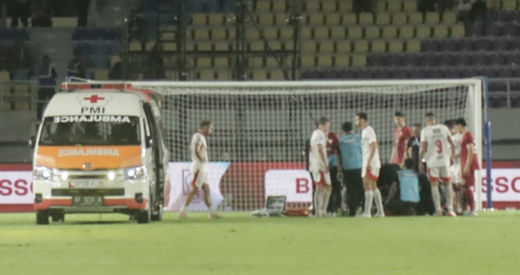 Kiper Persis Solo M. Riyandi mendapatkan penangkapan dari medis. 