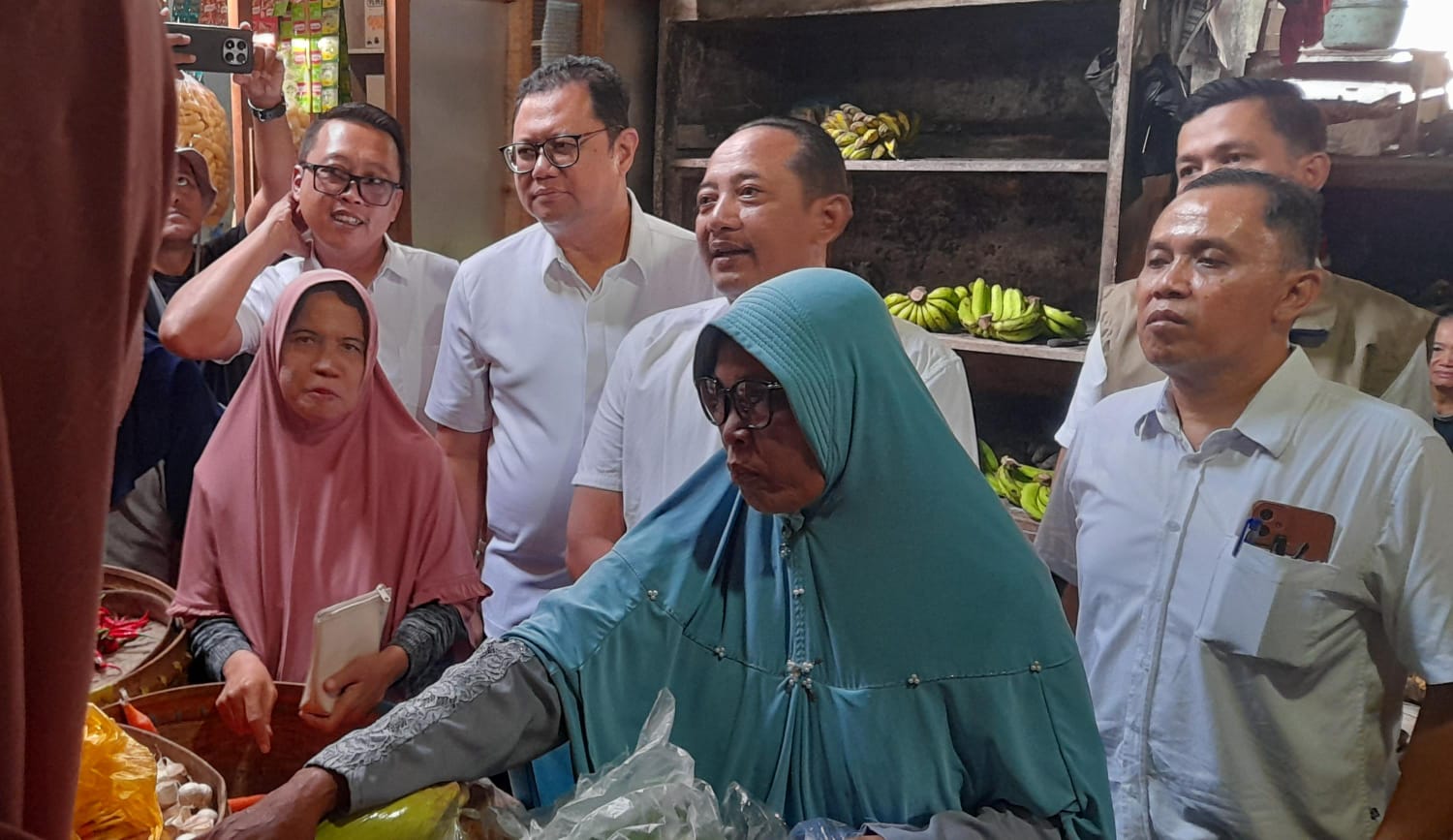 Bupati Karanganyar Rober Christanto, Wakil Bupati Karanganyar Adhe Eliana bersama BI Solo sidak harga bahan pokok di Pasar Jungke, Jumat (13/3/2026). (Rudi Hartono/Radar Solo)