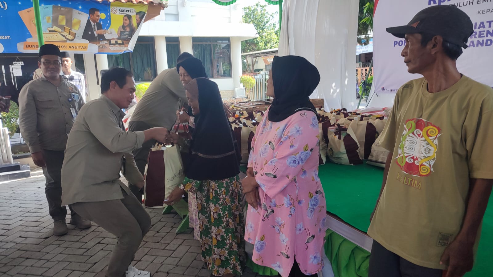 Karyawan BPR BKK Karangmalang salurkan zakat dan sembako kepada masyarakat, Jumat (13/3/2026). (Ahmad Khairudin/Radar Solo)