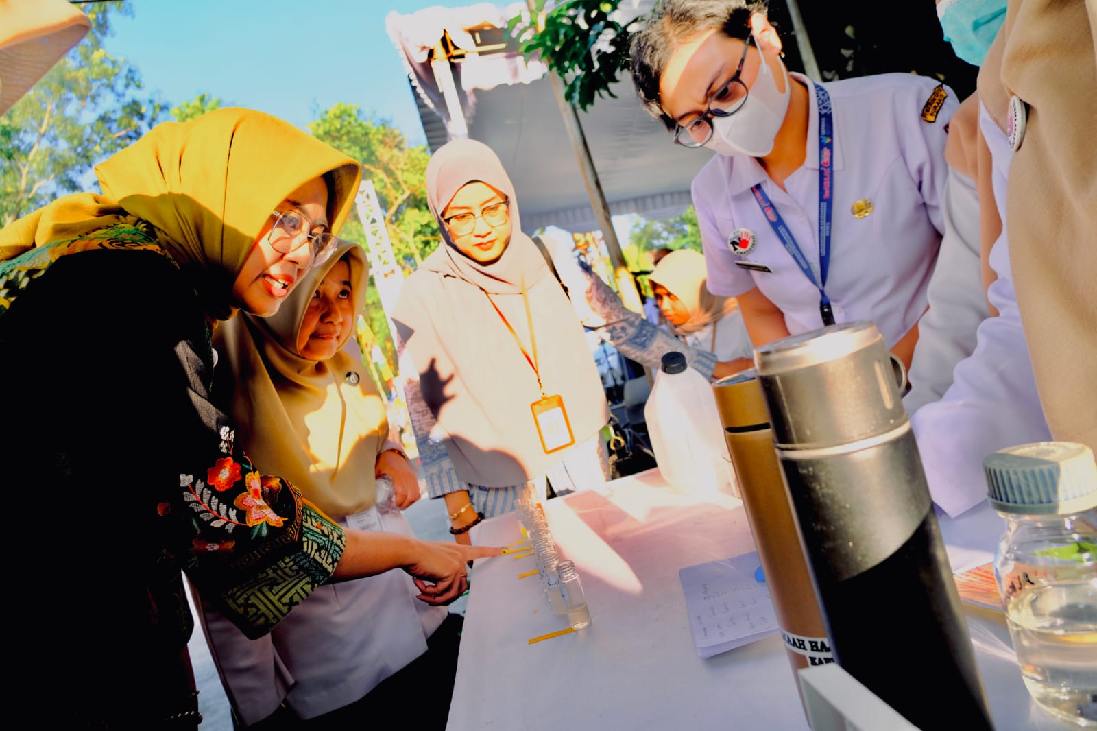 Wawali Solo Astrid Widayani dan Tim Dinkes Sidak makanan di Manahan, Jumat (13/3). (Humas Pemkot Solo)
