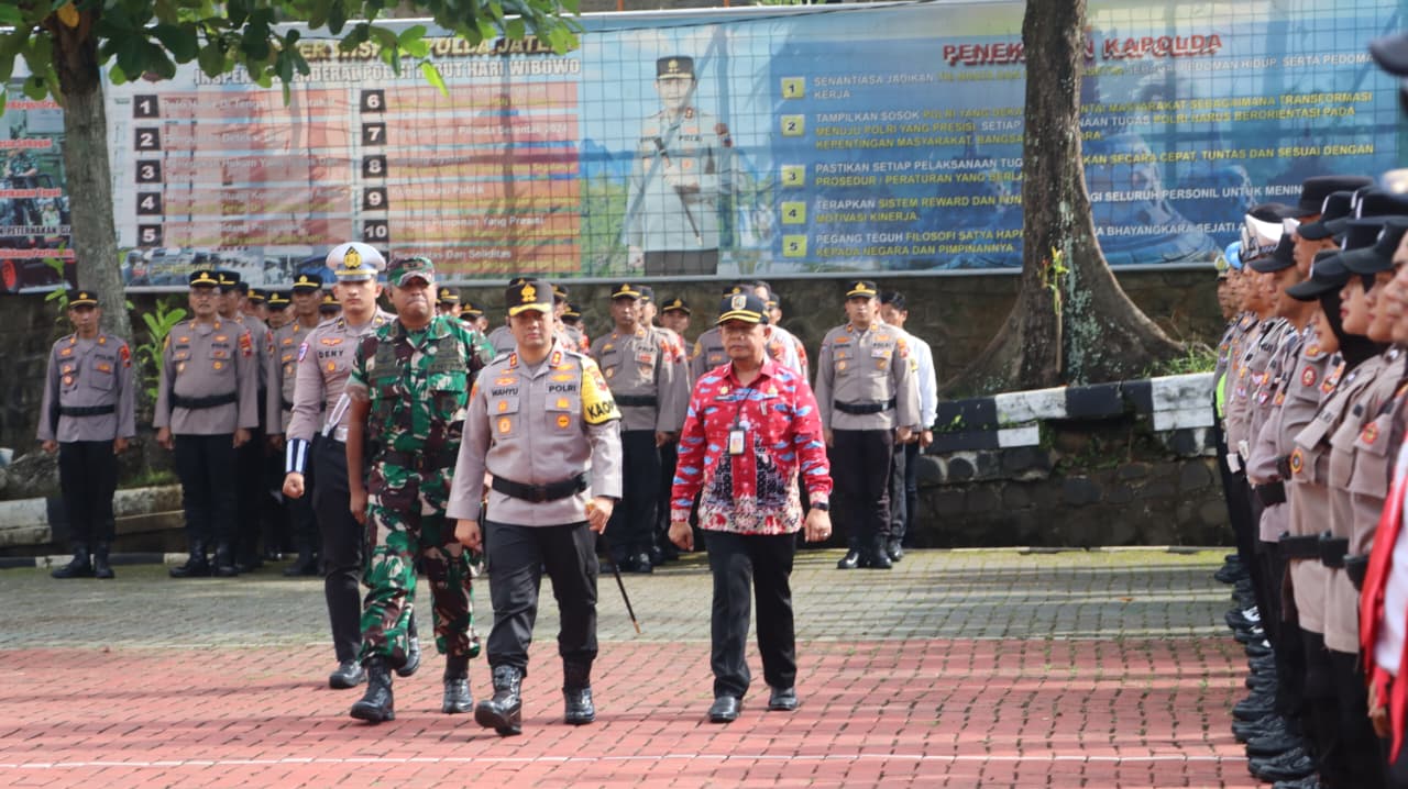 Kapolres Wonogiri AKBP Wahyu Sulistyo pimpin apel Gelar Pasukan Operasi Ketupat Candi 2026 di halaman mapolres setempat, Kamis (12/3/2026).