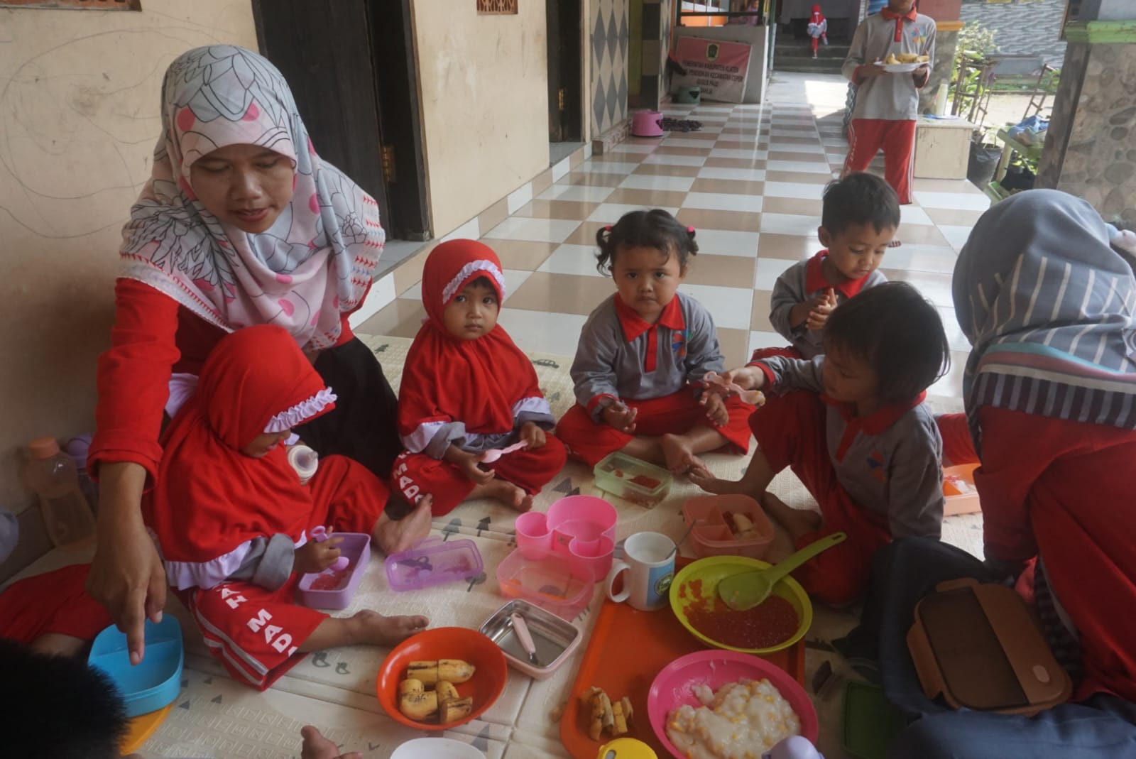 Salah satu kegiatan makan bersama di PAUD-TK Gajah Mada, Kecamatan Ceper, Klaten pada jam tertentu.