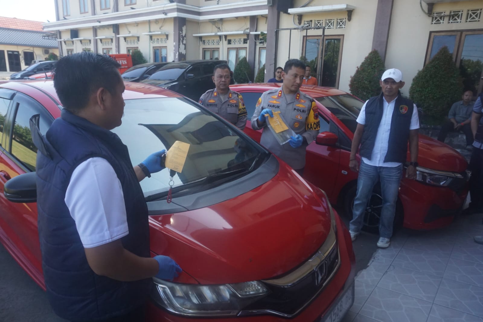 Kapolres Klaten AKBP Moh. Faruk Rozi memperlihatkan mobil milik korban yang berhasil diamankan dari tangan tersangka, Jumat (13/3/2026).