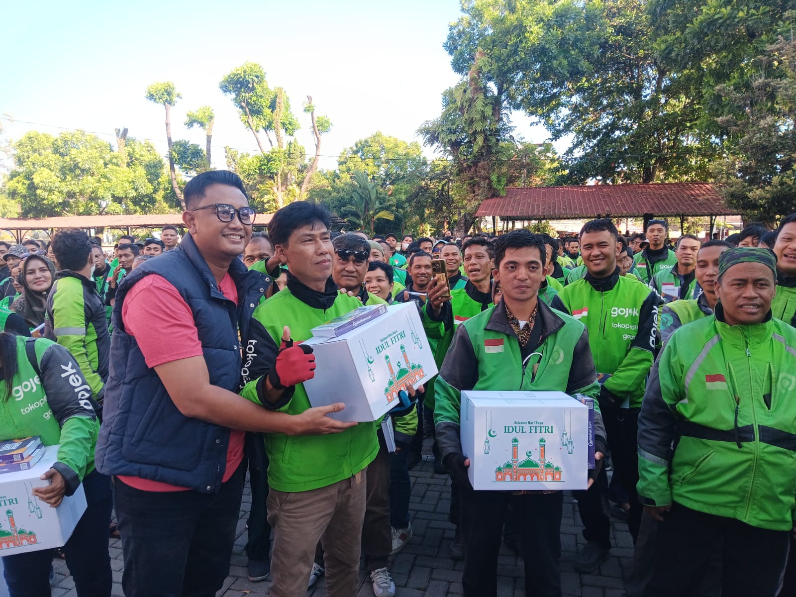 Bupati Klaten Hamenang Wajar Ismoyo memberikan bingkisan lebaran kepada perwakilan pengemudi ojek di halaman Kantor Pemkab Klaten, Jumat (13/3/2026).
