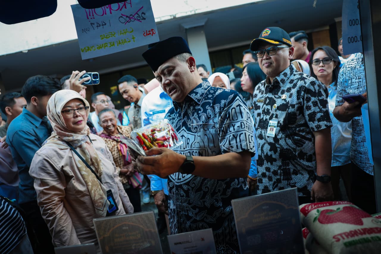 Gubernur Jawa Tengah Ahmad Luthfi pantau komoditas Bazar dan Pasar Murah di halaman Kantor Dinas Pertanian dan Peternakan Provinsi Jawa Tengah, Kompleks Tarubudaya, Ungaran, Jumat (13/3/2026).