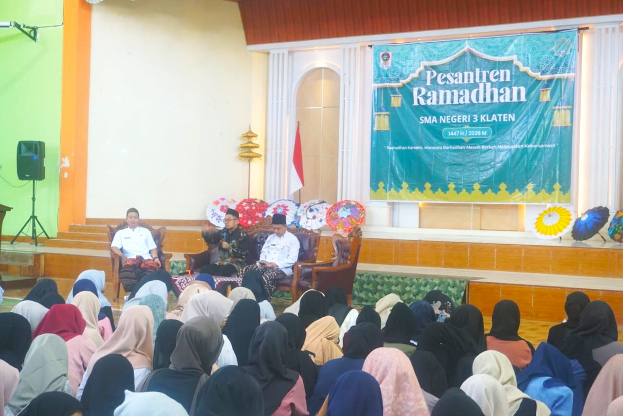 Kegiatan Pesantren Ramadhan di GOR SMA Negeri Klaten dengan menghadirkan pemateri utama, KH. Achmad Miftahul Choir yang merupakan Imam Besar Masjid Agung Al-Aqsha Klaten.