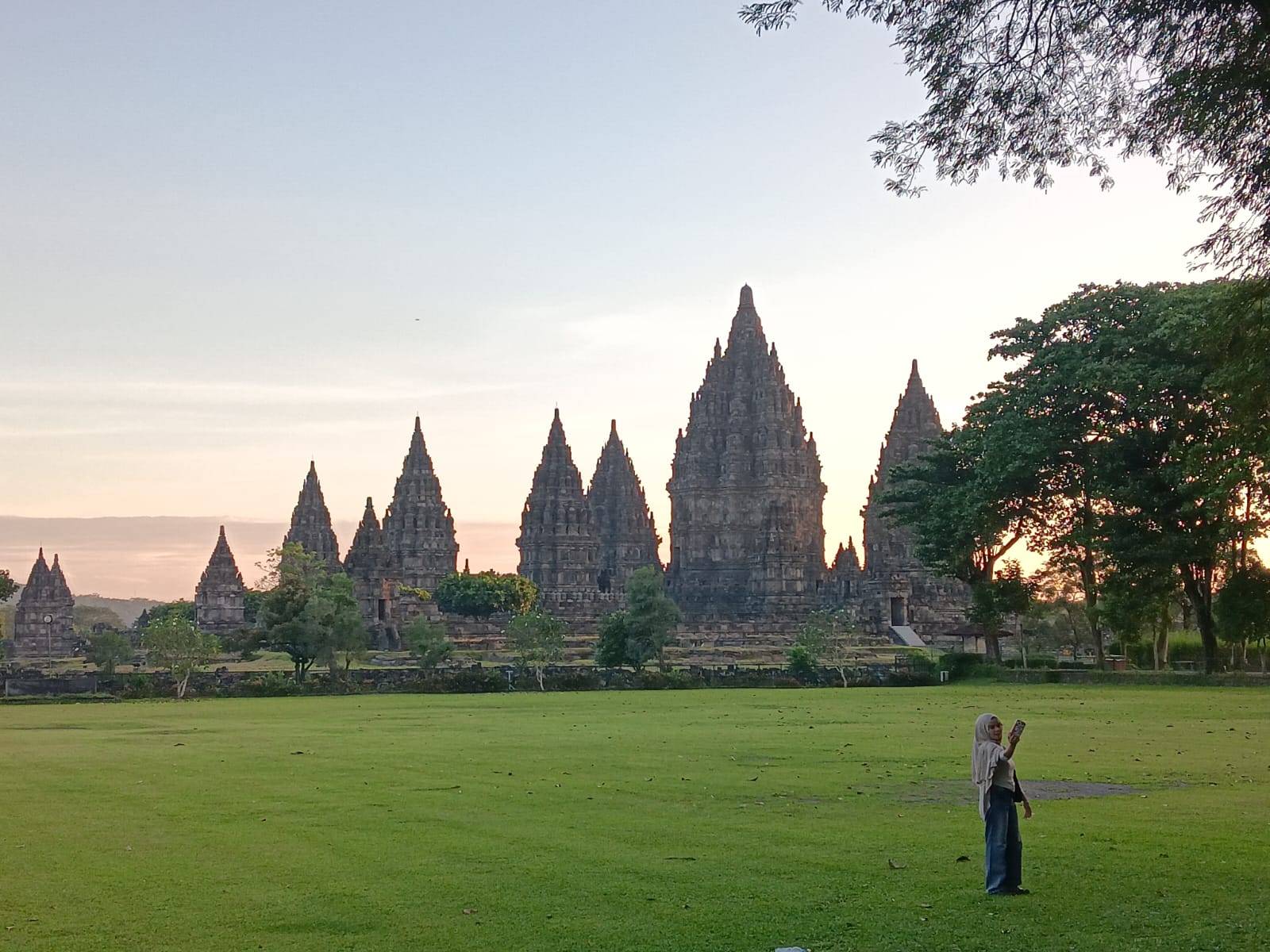 Suasana aktivitas wisata di Kawasan Taman Wisata Candi Prambanan, Klaten.