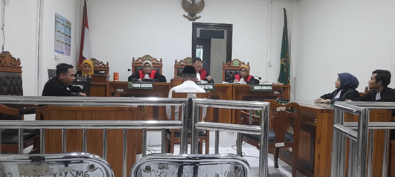 Mantan Kepala Desa Wonoharjo Gunadi mendengarkan vonis di Pengadilan Negeri (PN) Tipikor Semarang, Kamis (12/3/2026).