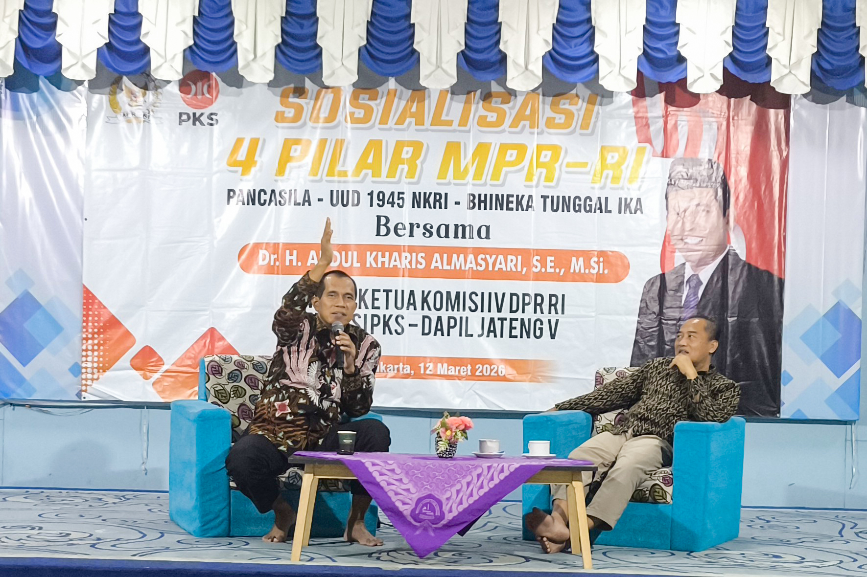 BERI ARAHAN: Ketua Fraksi PKS DPR RI, Dr. Abdul Kharis Almasyhari saat menghadiri Sosialisasi 4 Pilar MPR RI di Solo, Kamis (12/3).