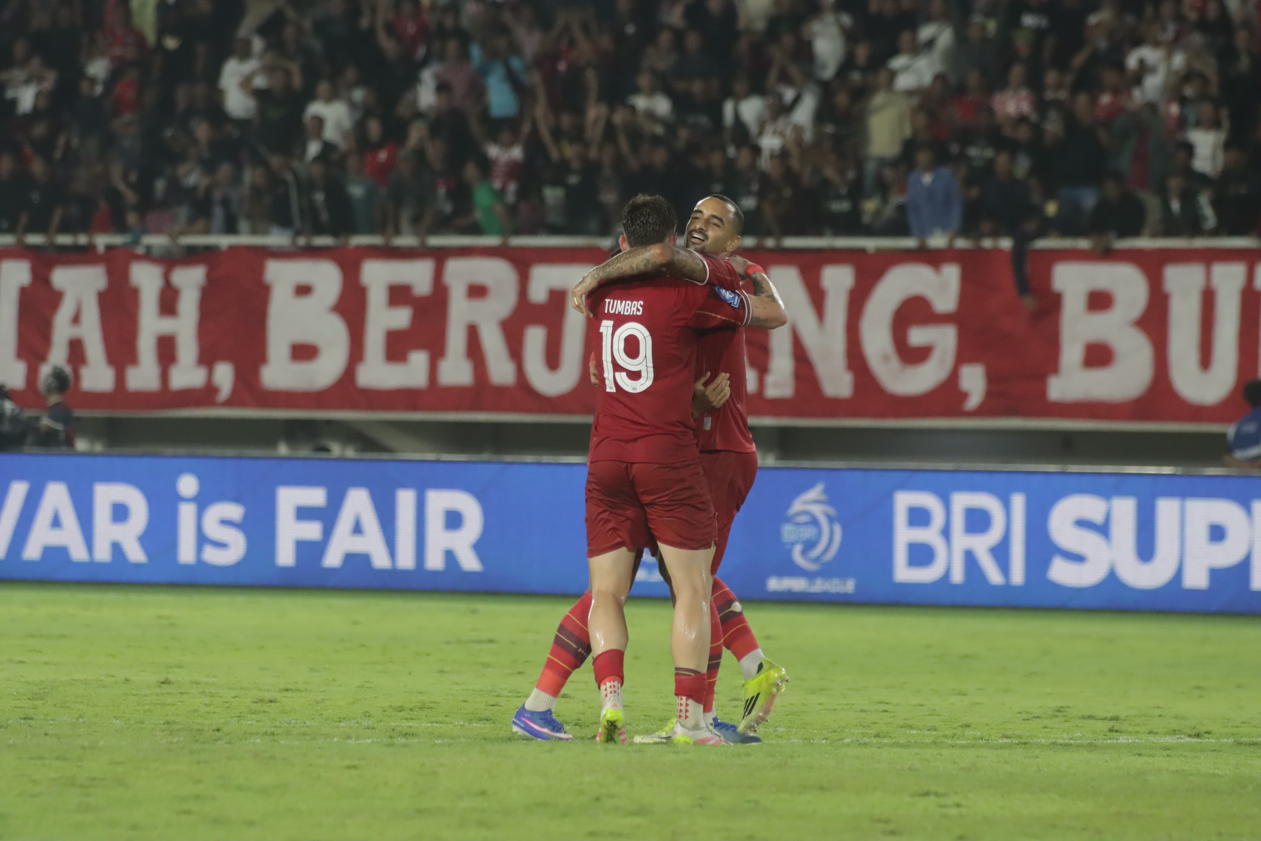 Striker Persis Solo Diego Gomes merayakan golnya di Super League. 