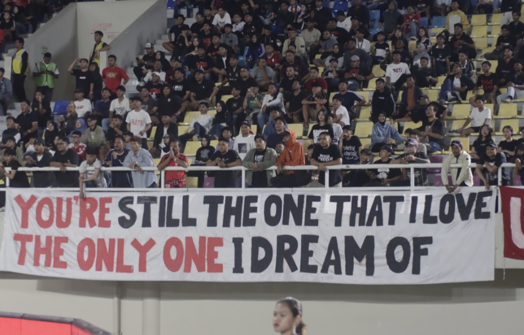 Suporter Persis Solo membentangkan spanduk dukungan di Stadion Manahan. 