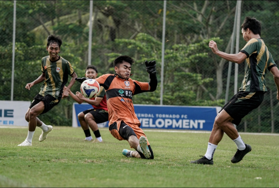 Para pemain Kendal Tornado FC tengah jalani latihan rutin. 