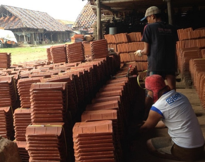 Usaha pembuatan genteng milik Hena Gian Hermana tumbuh perlahan namun pasti dengan dukungan KUR BRI.