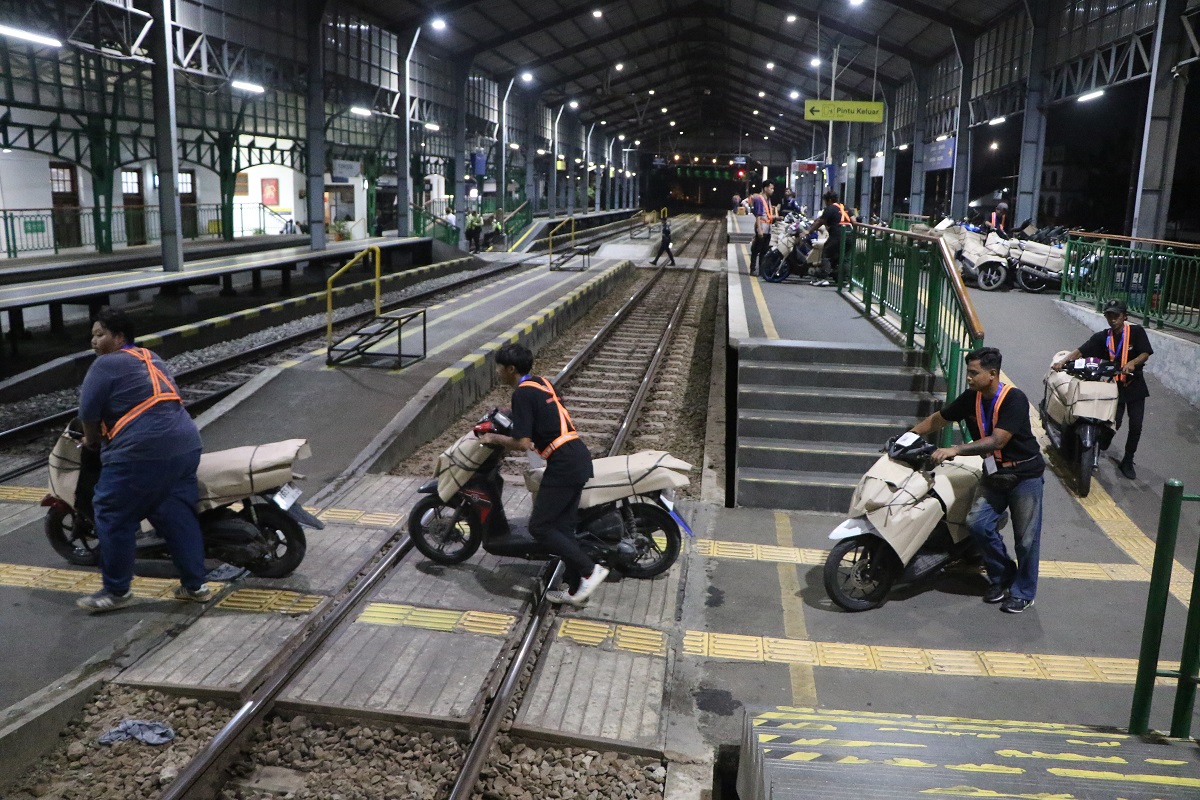 Ratusan unit sepeda motor tiba di Stasiun Purwosari dalam program Mudik Motor Gratis (Motis), Jumat (13/3/2026) malam.