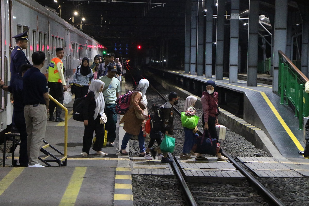 Ilustrasi kedatangan pemudik di Stasiun Purwosari, Solo.