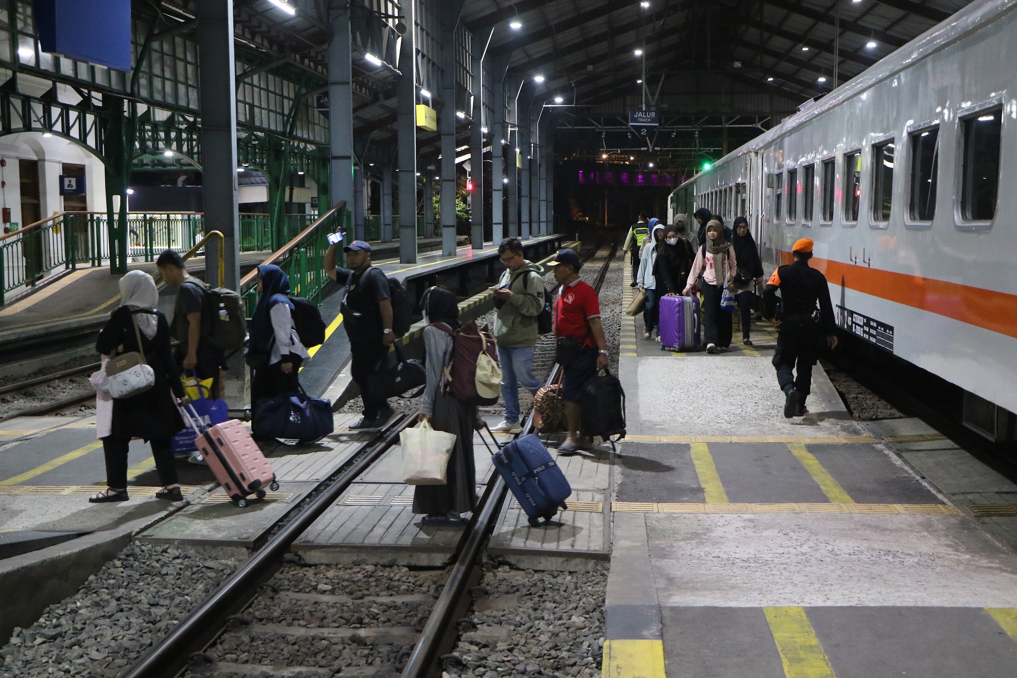 Pemudik yang menggunakan kereta api mulai tiba di Stasiun Balapan, Sabtu malam (14/3). (Arief Budiman/Radar Solo)  