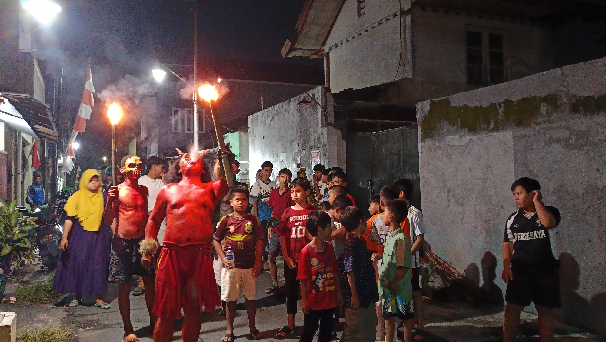 Warga Metrodanan berdandan ala setan untuk membangunkan warga untuk sahur. (A Christian/Radar Solo)