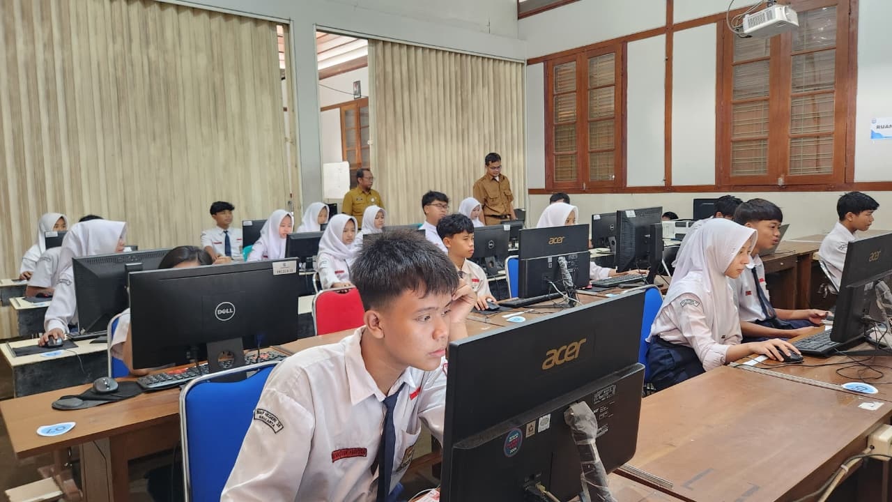 Gladi bersih tes kempetensi akademik (TKA) di lab komputer SMPN 25 Solo, Jumat (13/3). Disdik Solo siapkan aplikasi bank soal untuk menghadapi TKA.