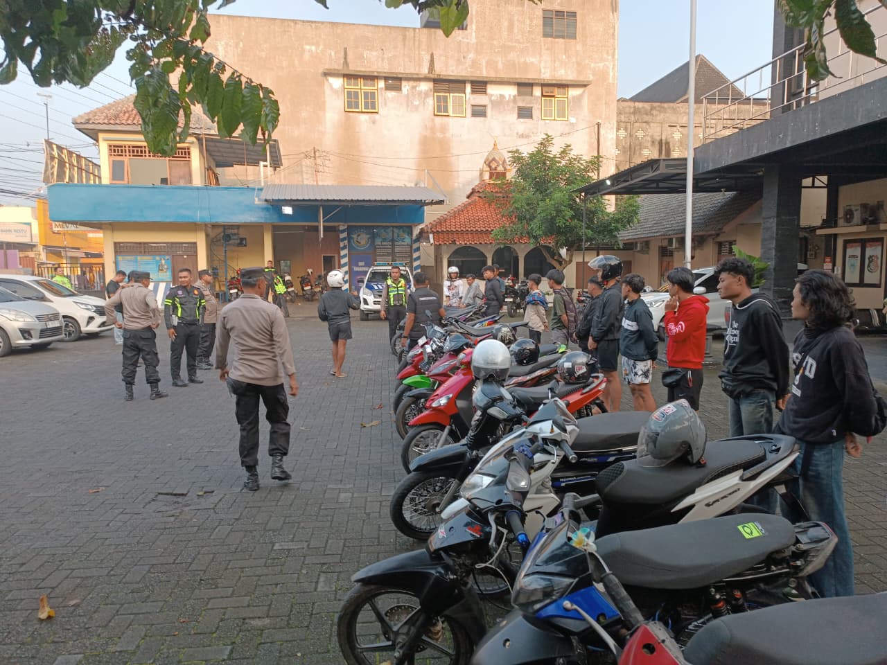 Puluhan motor knalpot brong diamankan saat After Sahur Ride di Mapolsek Kartasura, Sukoharjo, Minggu pagi (15/3).
