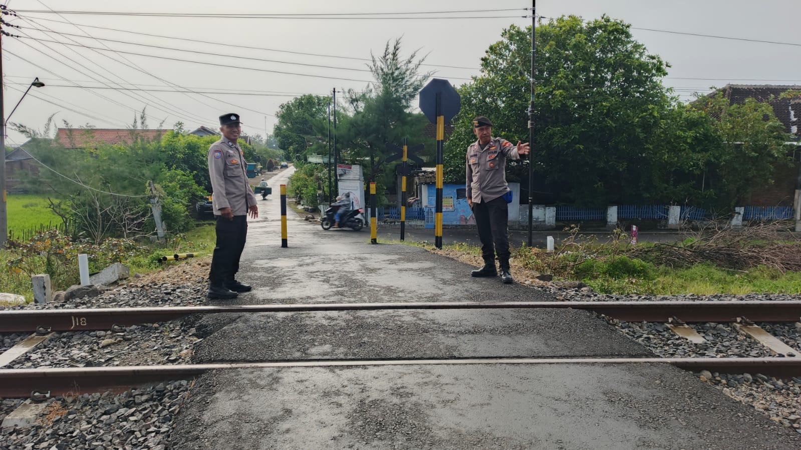 Jajaran Polres Sukoharjo memeriksa perlintasan sebidang kereta api tanpa palang pintu di jalur KA Batara Kresna.