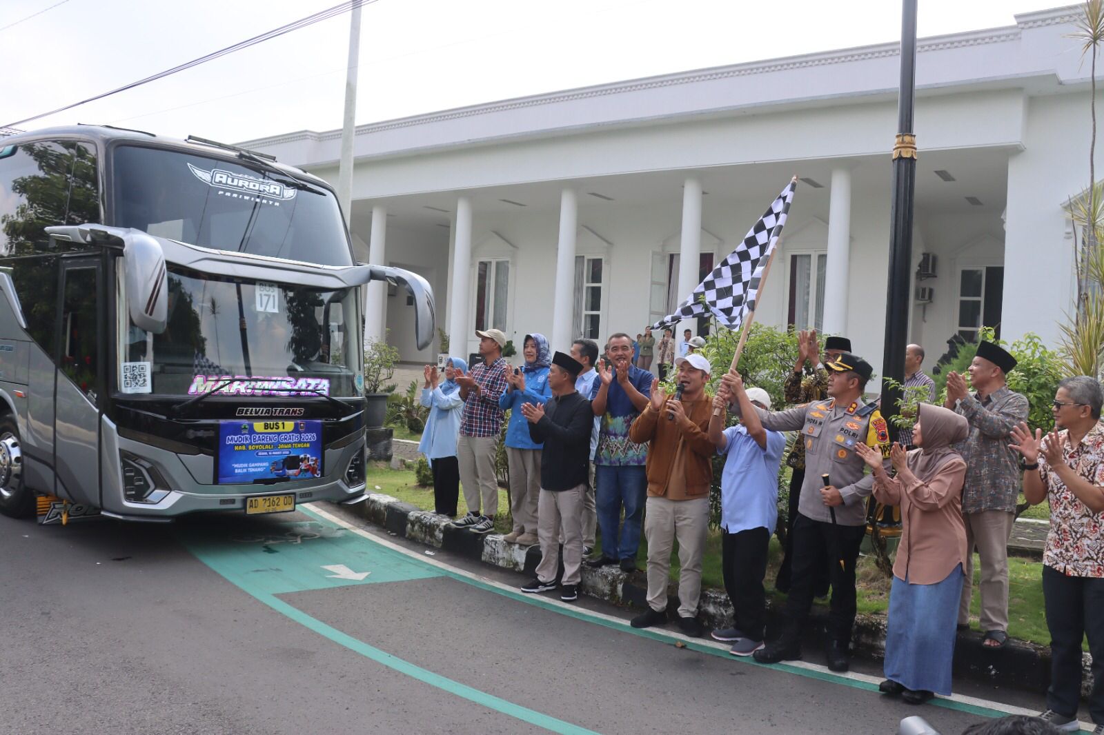Bupati Boyolali Agus Irawan melepas rombongan armada bus program mudik gratis bagi warga Boyolali yang merantau di Jabodetabek di pelataran Kantor Bupati Boyolali (Gedung Putih), Minggu (15/3/2026).