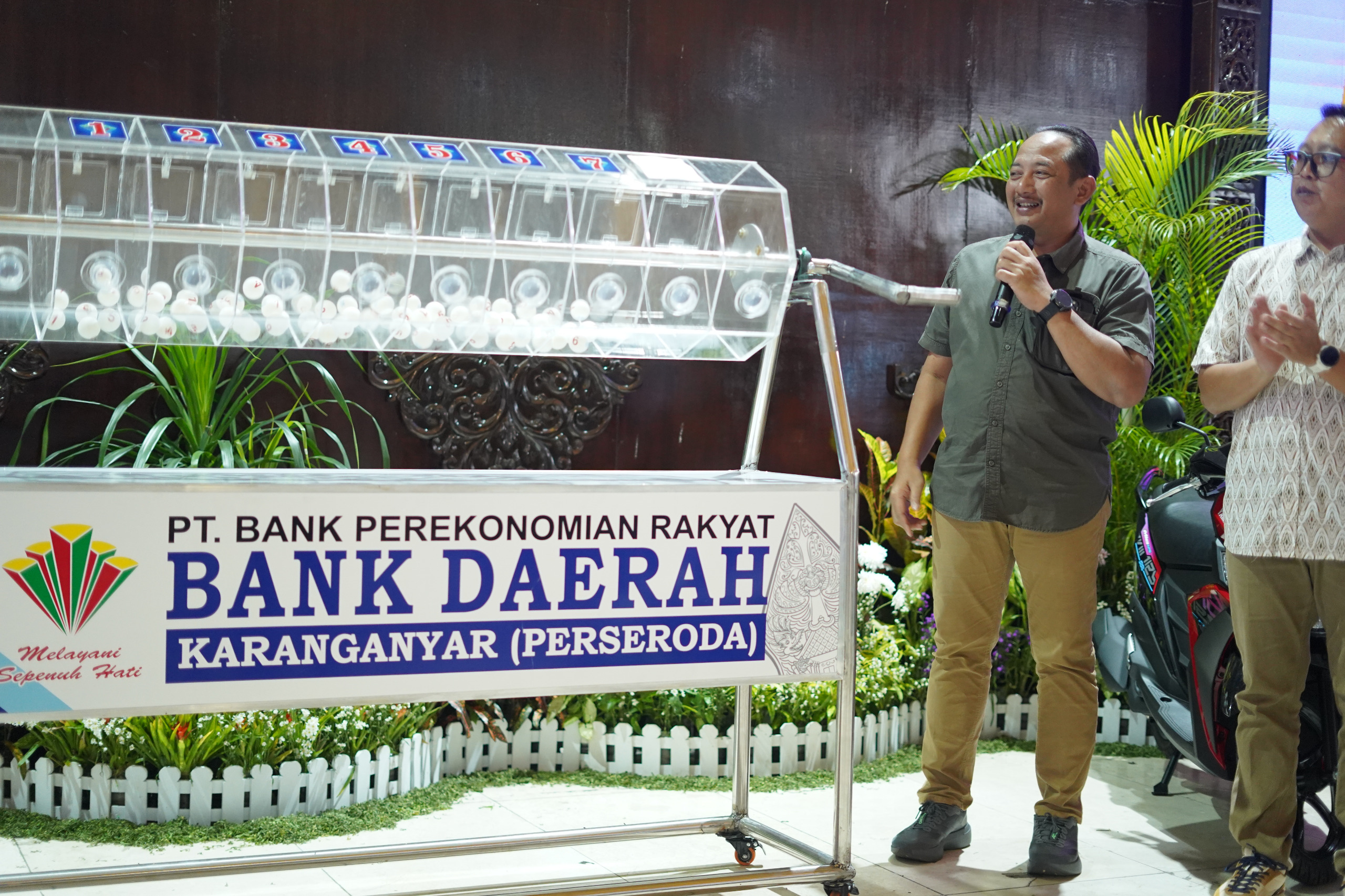 Bupati Karanganyar Rober Christanto dan Wakil Bupati Karanganyar Adhe Eliana melakukan undian Bank Daerah Karanganyar, Sabtu (14/3/2026). (Rudi Hartono/Radar Solo)