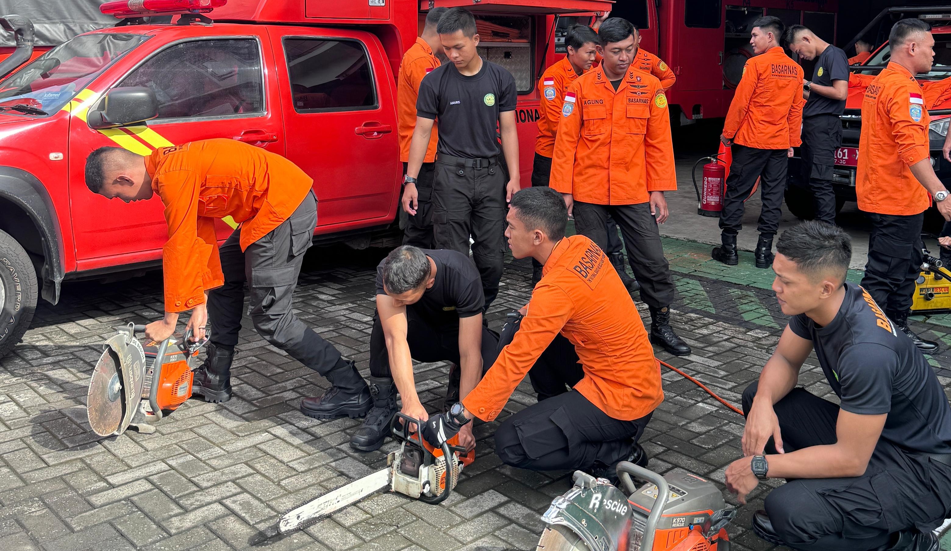 Basarnas Semarang menyiapkan sejumlah peralatan evakuasi di posko pengamanan arus mudik Lebaran. (Dok. Basarnas Semarang)