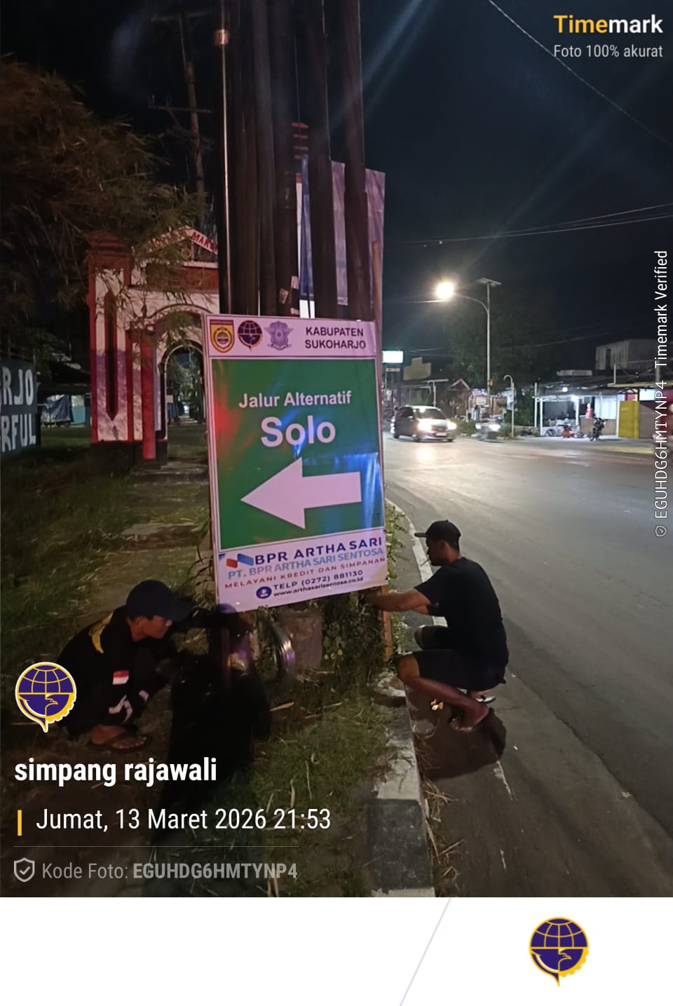 Petugas Dinas Perhubungan (Dishub) Sukoharjo memasang rambu portable jelang arus mudik dan balik Lebaran 2026