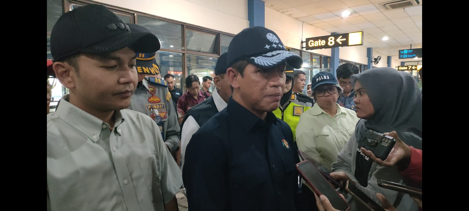 Menteri LH Hanif Fasihol bersama Wali Kota Solo Respati Ardi di Terminal Tirtonadi Solo, Minggu (15/3). (Silvester Kurniawan/Radar Solo)