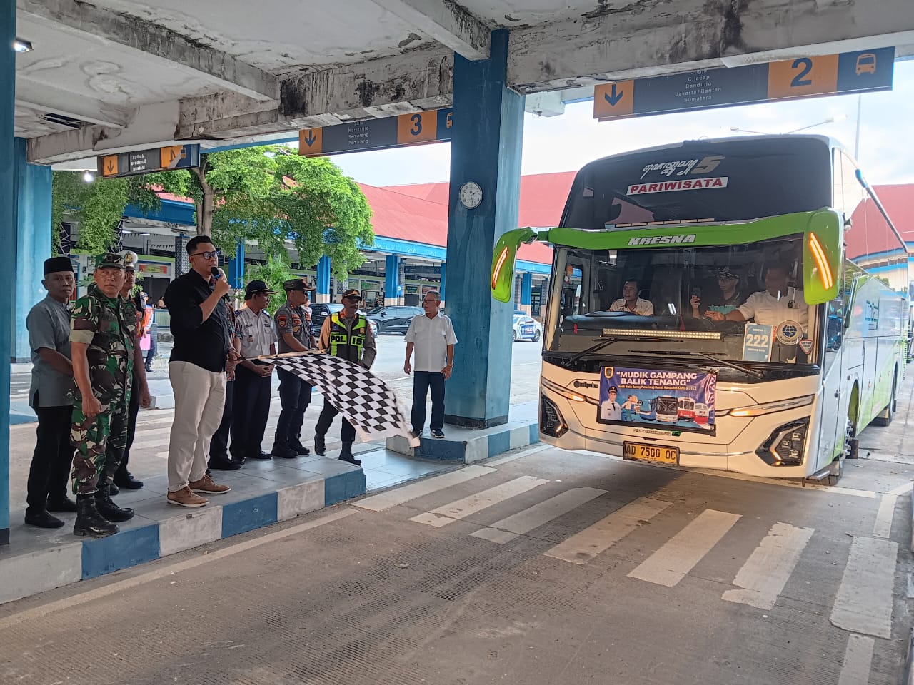 Bupati Klaten Hamenang Wajar Ismoyo saat melepas 11 bus mudik gratis di Terminal Ir. Soekarno Klaten.